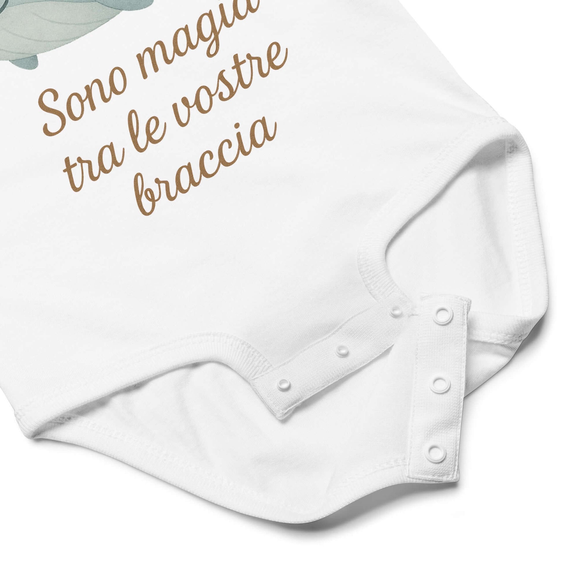 Dettaglio dei bottoni sul fronte del body. Si intravede la scritta “Sono magia tra le vostre braccia"