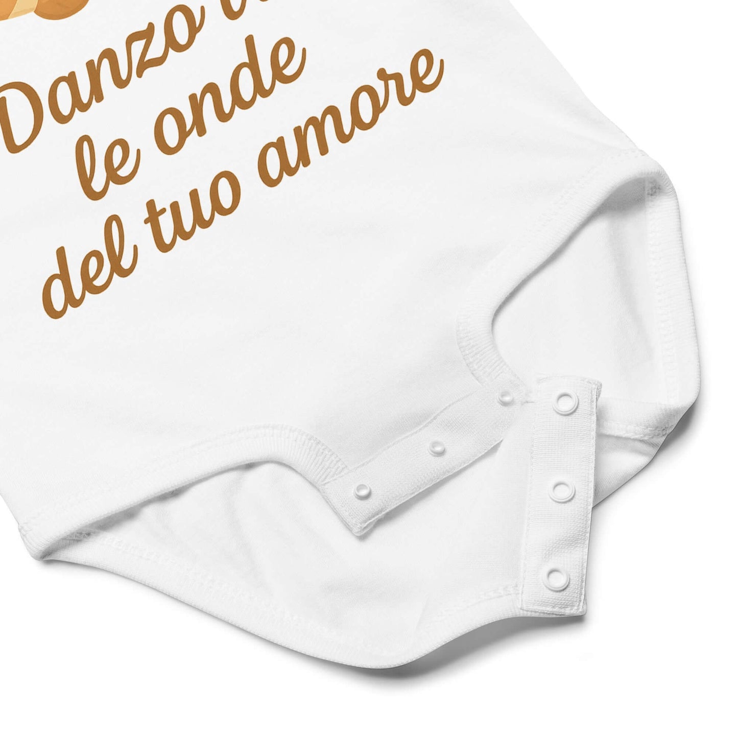 Dettaglio dei bottoni sul fronte del body. Si intravede la scritta “Danzo tra le onde del tuo amore”.