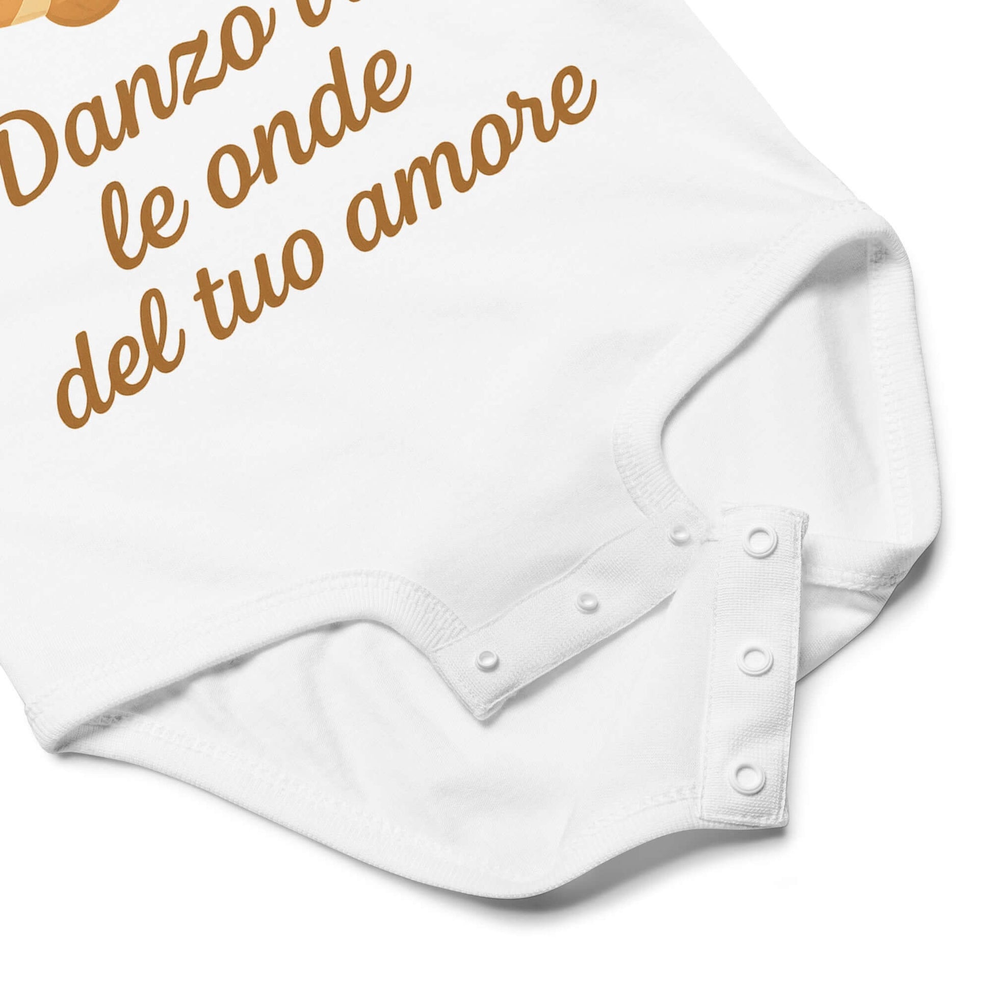 Dettaglio dei bottoni sul fronte del body. Si intravede la scritta “Danzo tra le onde del tuo amore”.