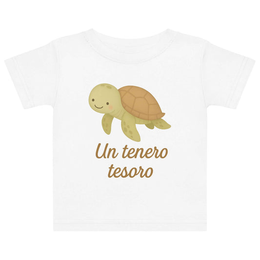 Vista frontale della t-shirt neonato bianca con illustrazione di una tartaruga e scritta “Un tenero tesoro” sul petto.