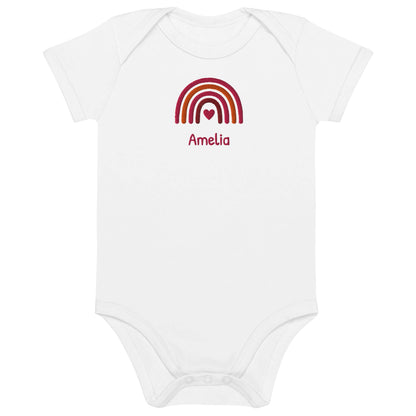 Body neonato personalizzato bianco con arco e nome "Amelia" ricamato, in cotone organico.