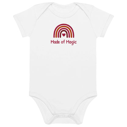 Body neonato personalizzato bianco con arcobaleno ricamato e scritta 'Made of Magic'.