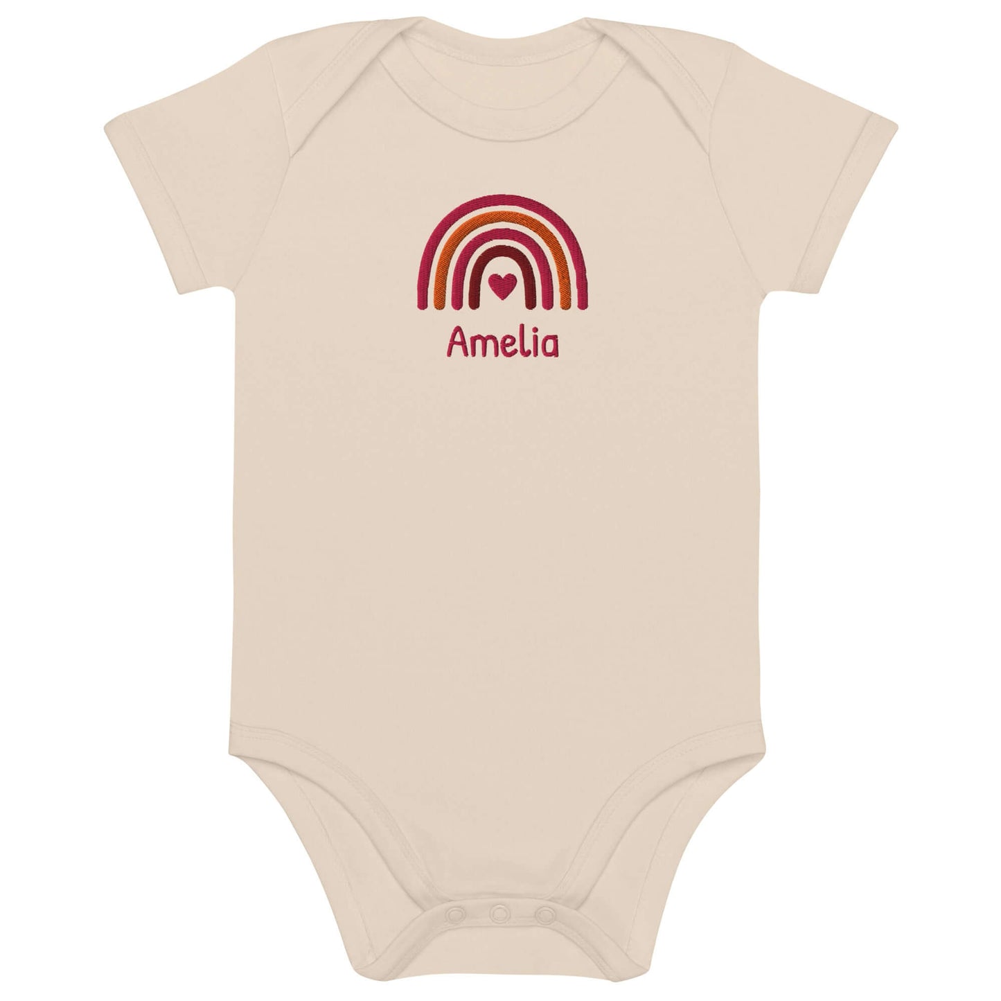 Body neonato personalizzato con arcobaleno ricamato e nome Amelia, in cotone organico.
