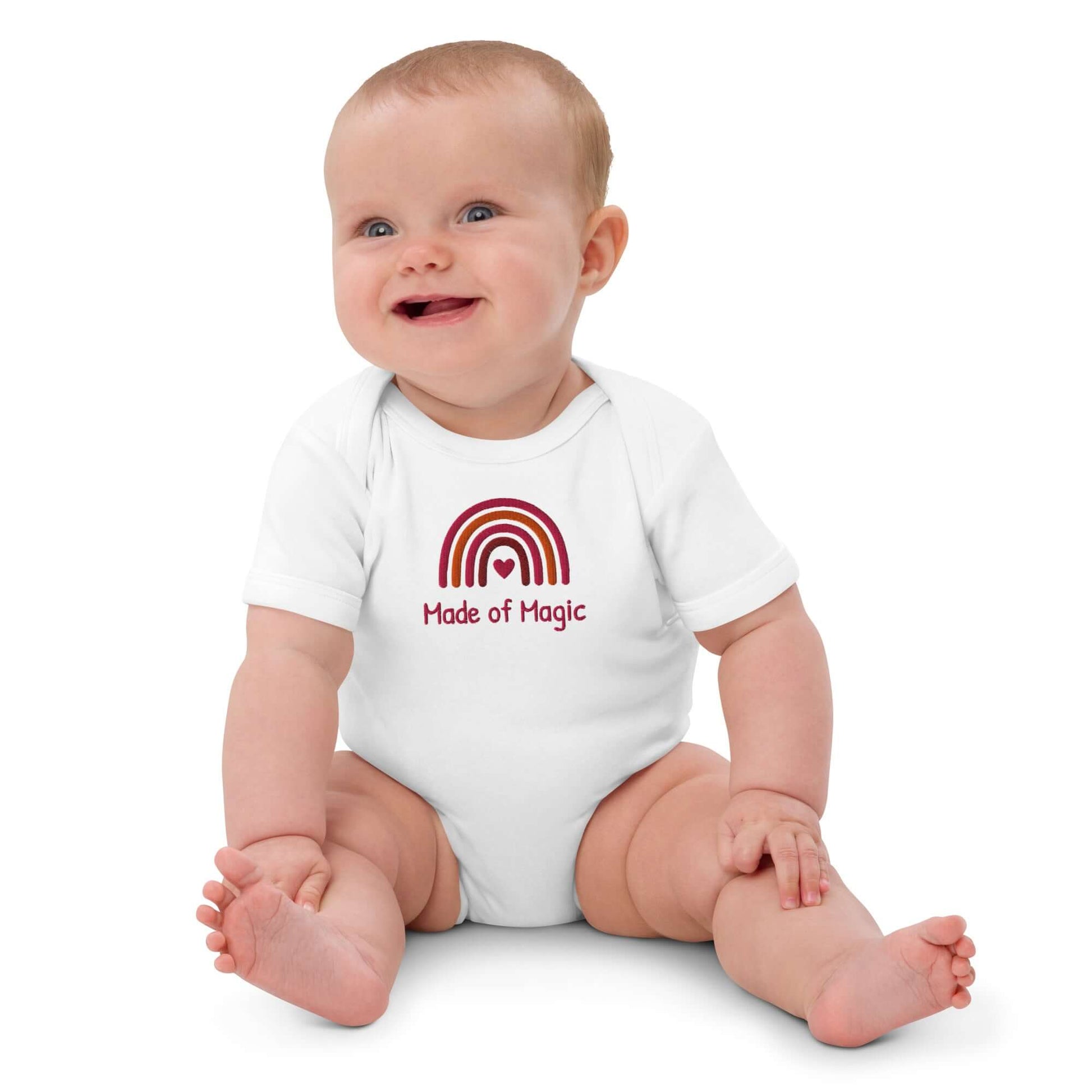 Body neonato personalizzato con arcobaleno 'Made of Magic', perfetto per bimba, in cotone organico.