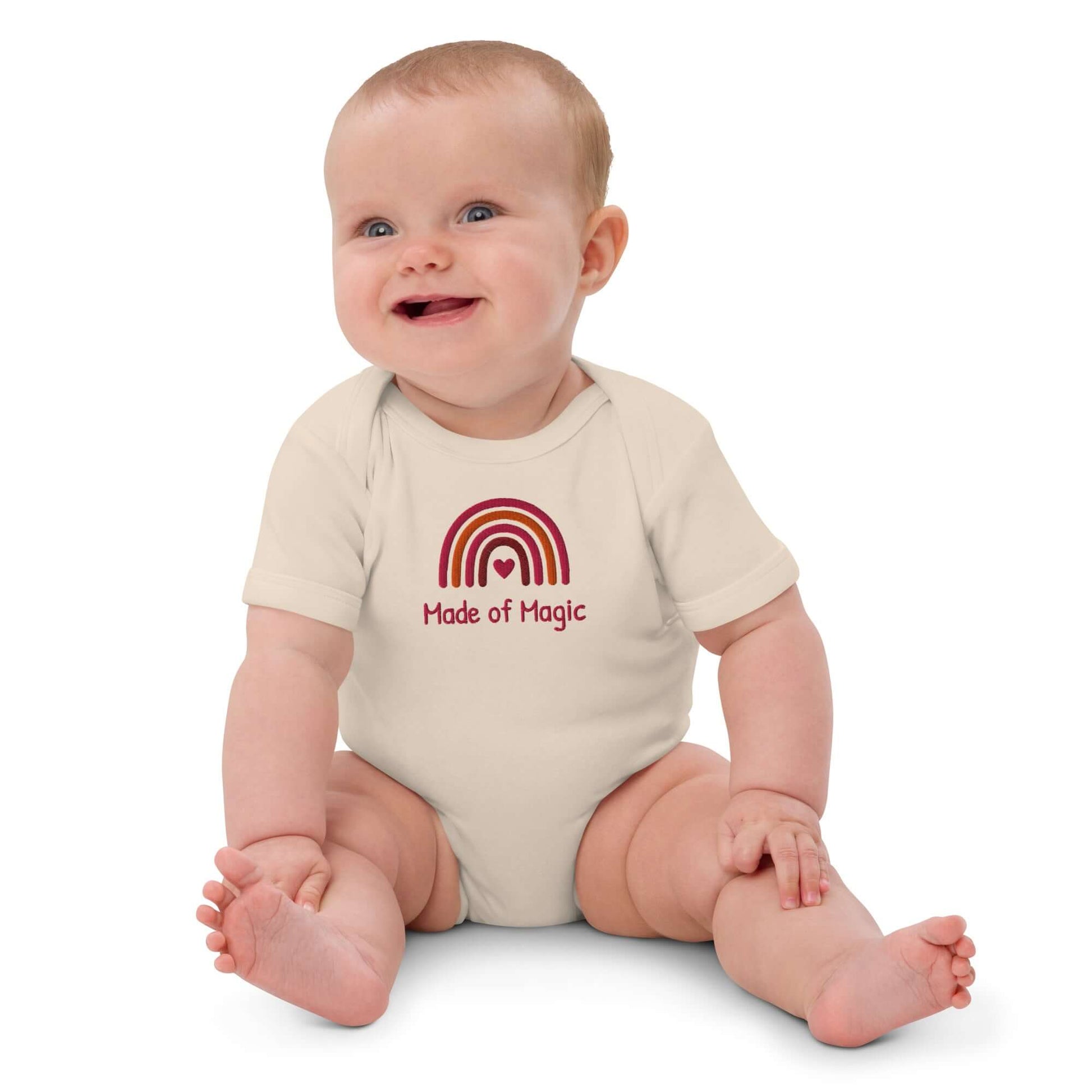 Body neonato personalizzato con arcobaleno 'Made of Magic', in cotone organico, adatto per bimbe.