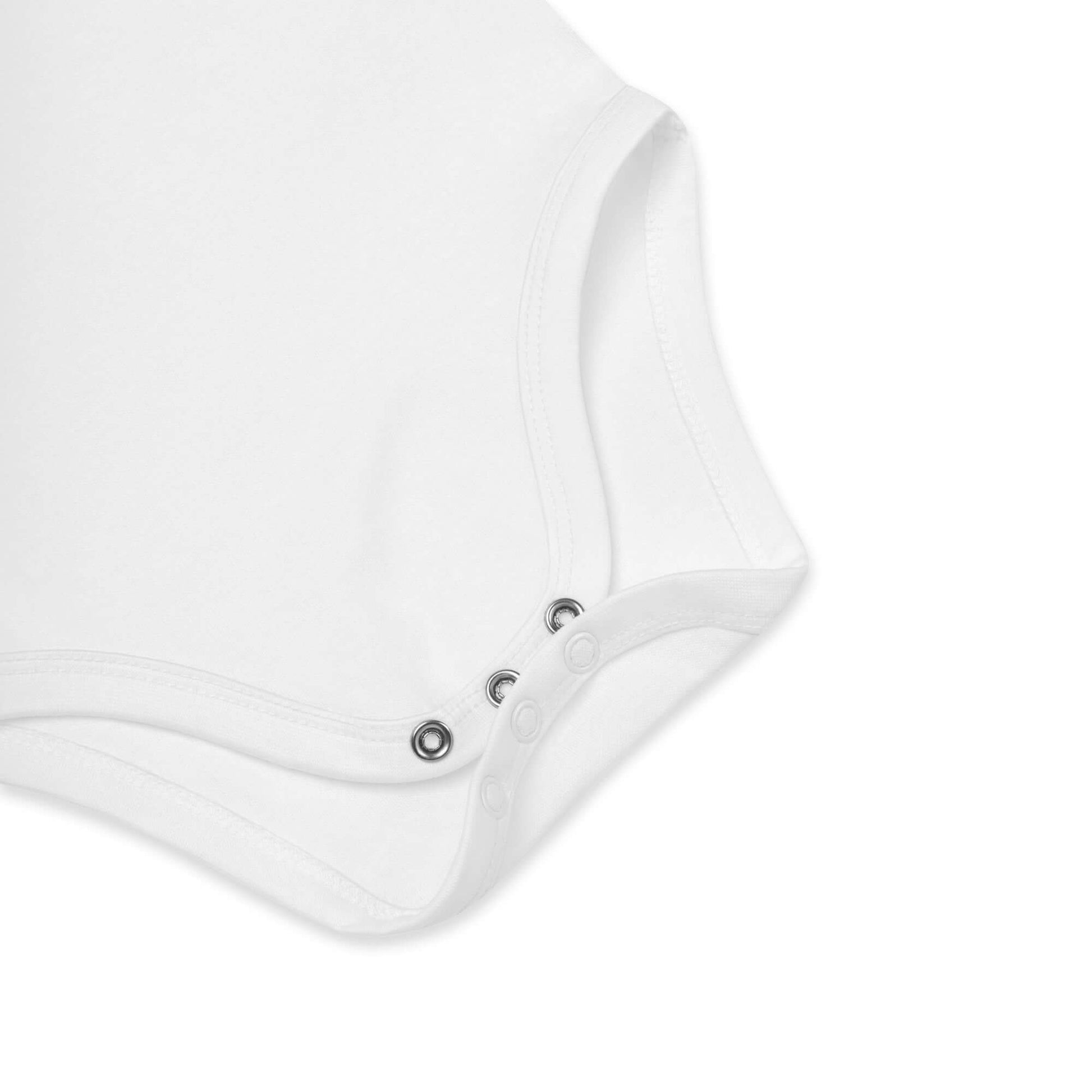 Dettaglio del body neonato personalizzato in cotone organico con bottoni per un facile cambio bimbo.