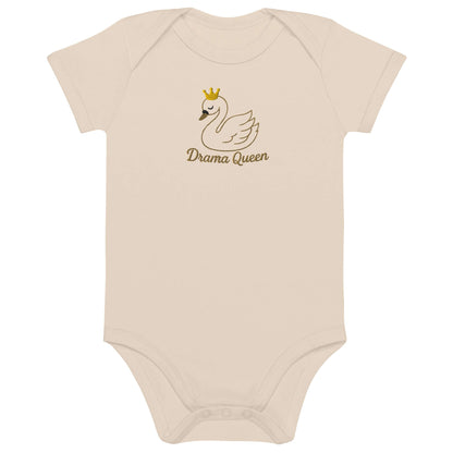 Body neonato 'Drama Queen' con cigno ricamato e coroncina, elegante e ironico.