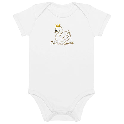 Body neonato bianco "Drama Queen" con cigno ricamato e coroncina, design elegante e ironico.