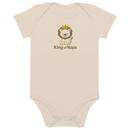 Body neonato 'King of Naps' con leoncino ricamato e corona. Elegante e comodo per i piccoli sovrani del relax.
