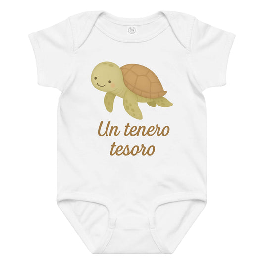 Vista frontale del body neonato bianco con illustrazione di una tartaruga e scritta “Un tenero tesoro” sul petto.
