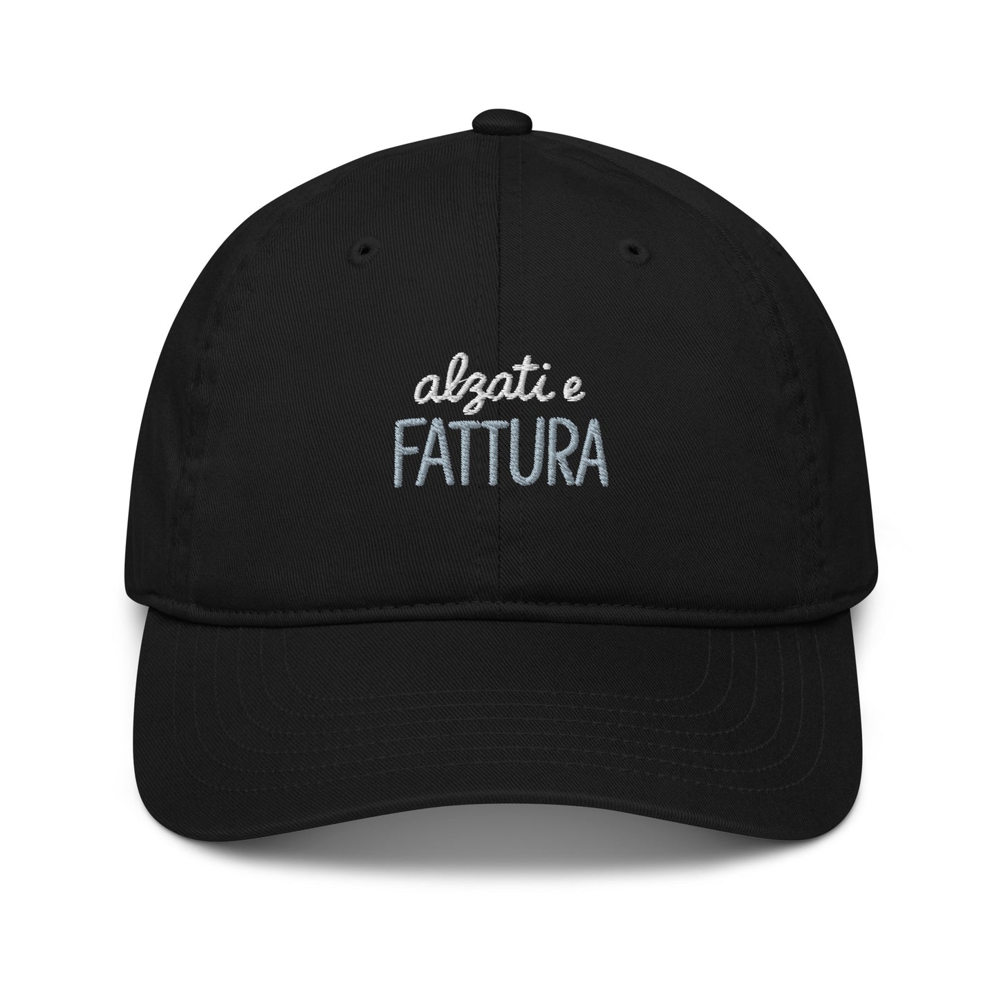 Cappellino ricamato in tessuto organico con scritta "Alzati e Fattura", stile minimal e sostenibile.