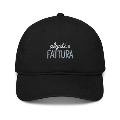 Cappellino ricamato in tessuto organico con scritta "Alzati e Fattura", stile minimal e sostenibile.