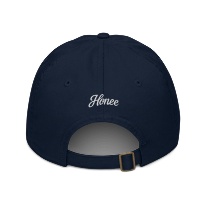 Cappellino ricamato personalizzato in tessuto organico, retro con scritta 'Honee', design classico e regolabile.