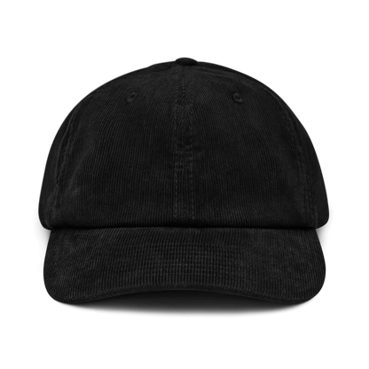 Cappellino ricamato personalizzato in velluto nero, con visiera sagomata e design vintage.