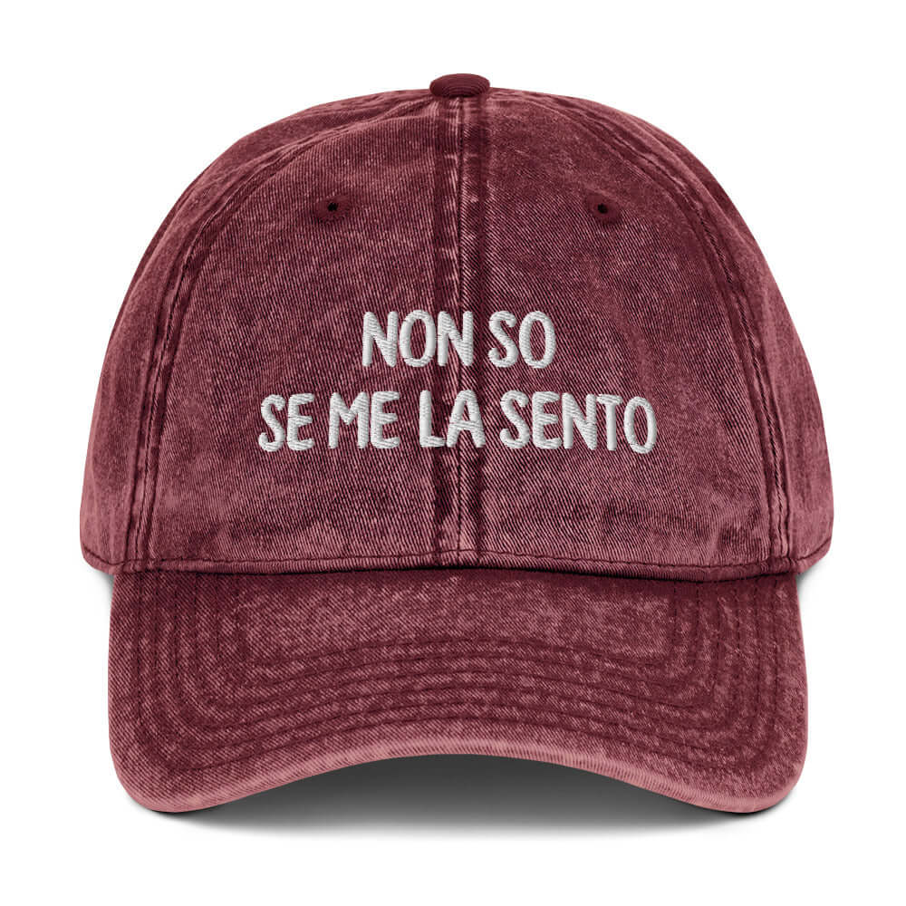 Cappello compleanno ricamato 'Non so se me la sento', accessorio ironico per festeggiare con stile.