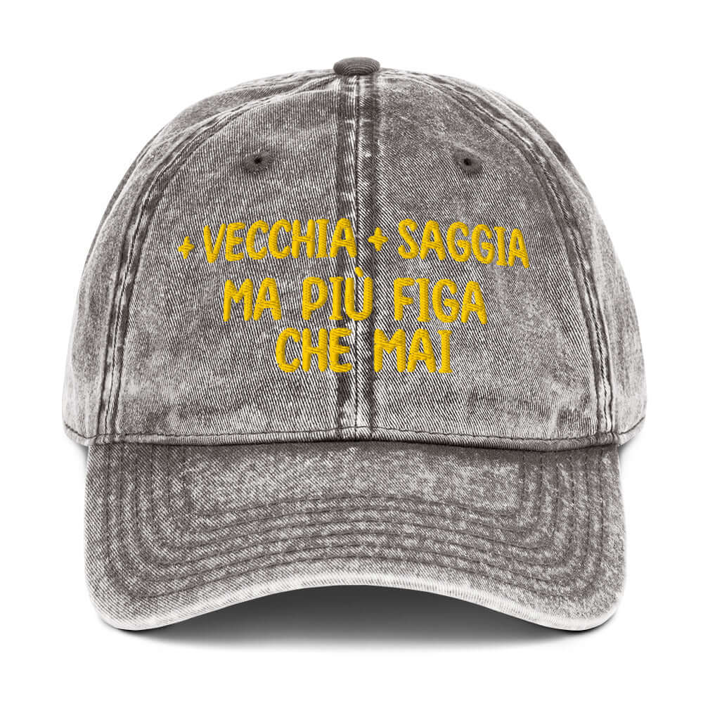 Cappello compleanno ricamato '+ vecchia, + saggia, ma più figa che mai', accessorio festivo unico.