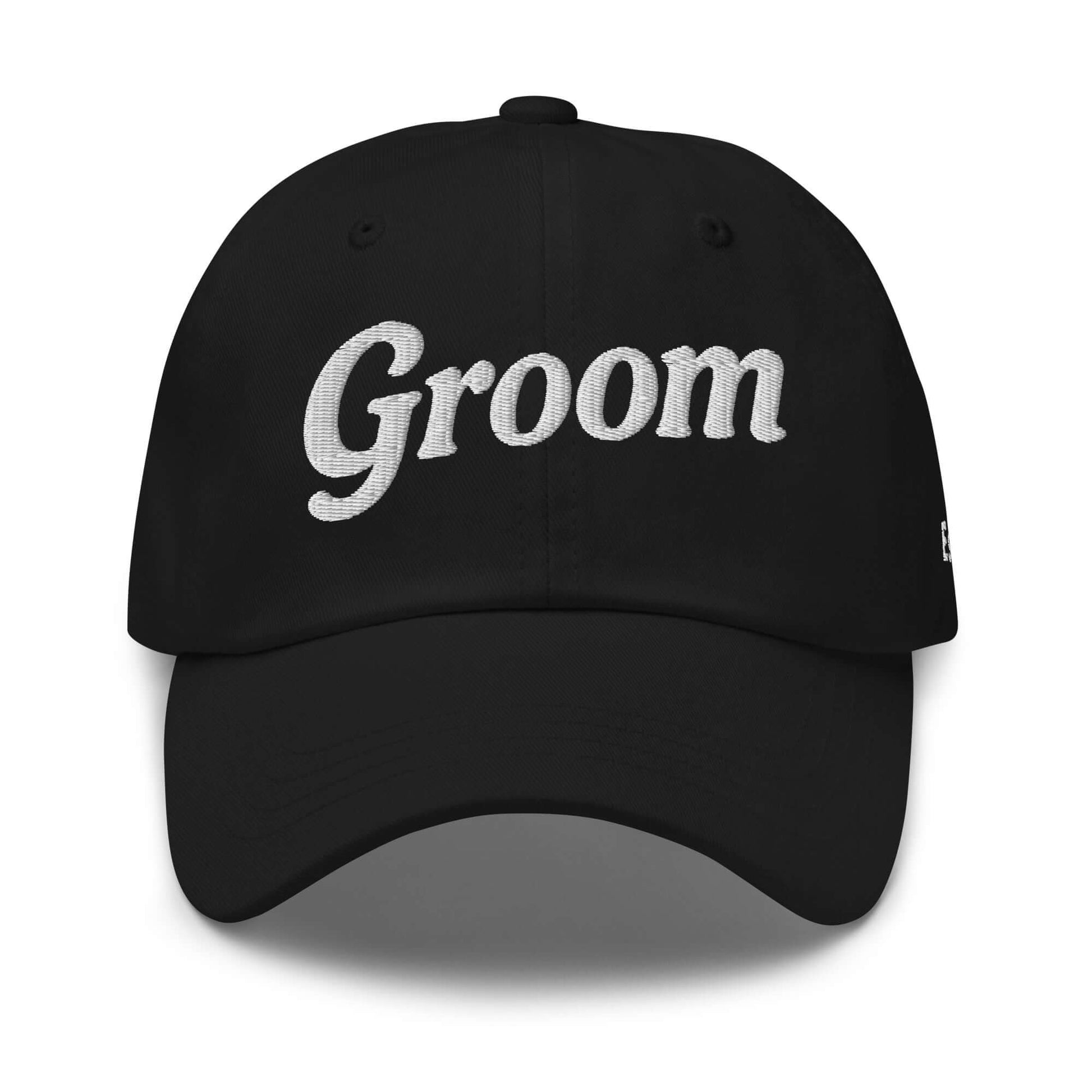 Cappellino nero “Groom” con scritta ricamata bianca, accessorio perfetto per lo sposo durante l’addio al celibato.