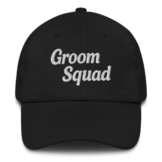 Cappellino nero “Groom Squad” con scritta ricamata bianca, ideale per look coordinati al weekend dello sposo.