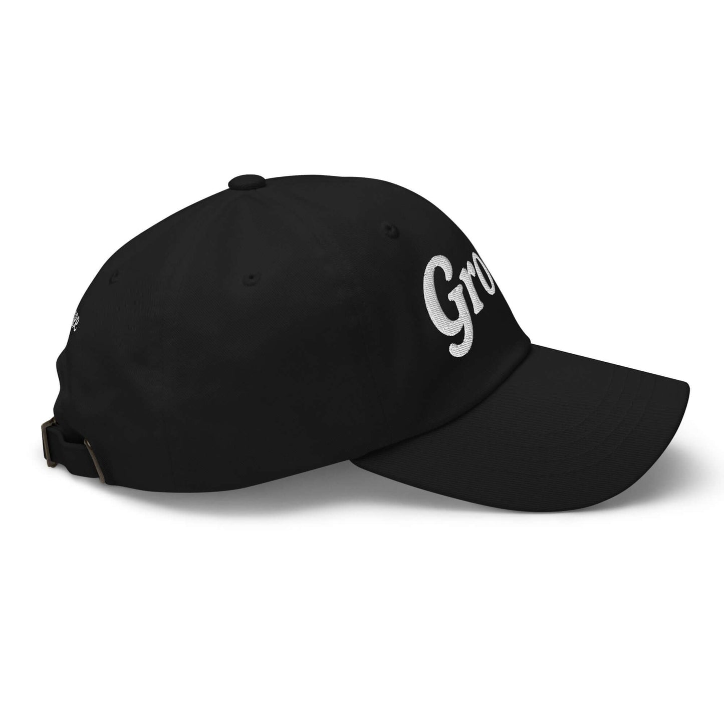 Cappellino nero “Groom” con ricamo bianco, vista laterale con chiusura regolabile e dettaglio curvo della visiera.
