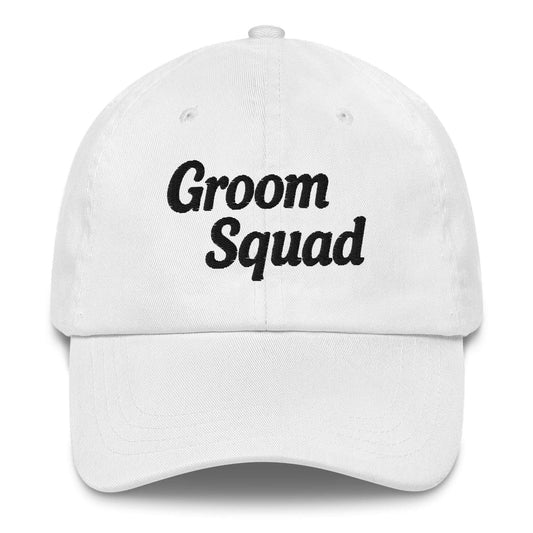 Cappellino bianco “Groom Squad” con scritta ricamata nera, perfetto per il team dello sposo durante addii al celibato.