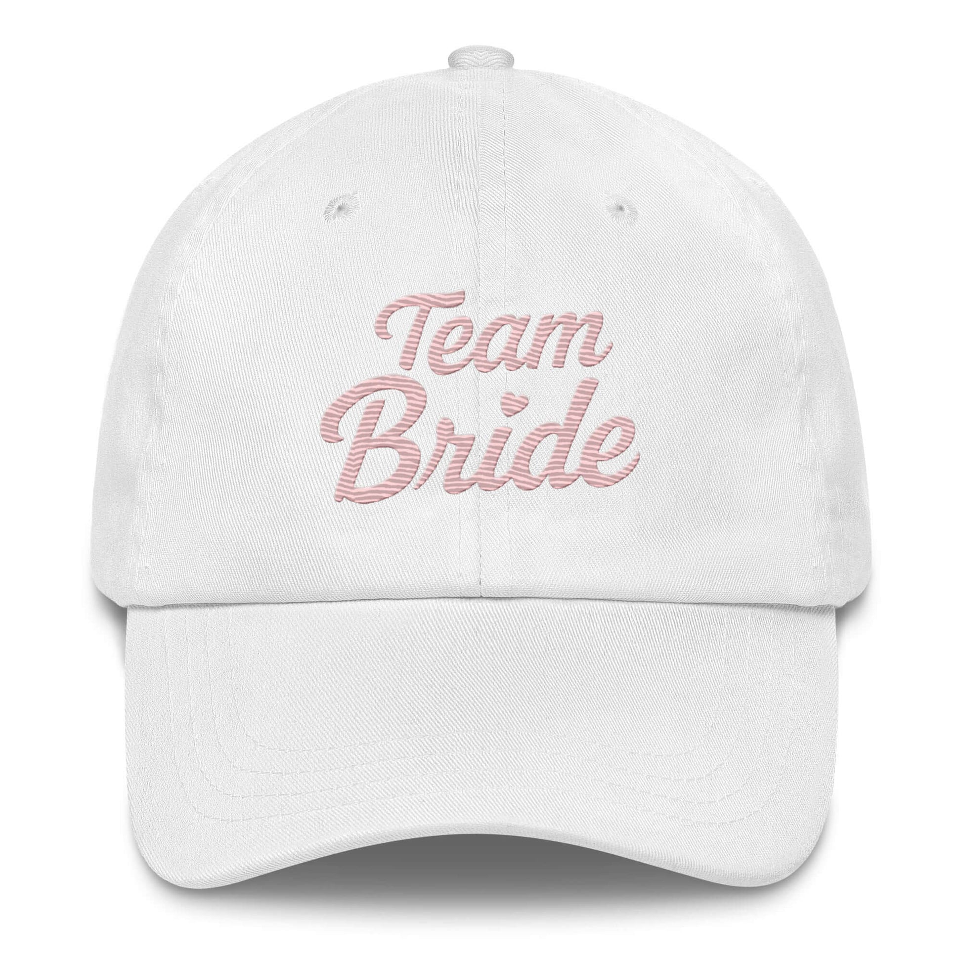 Cappellino bianco ricamato 'Team Bride' per celebrare l'addio al nubilato con stile e ironia.