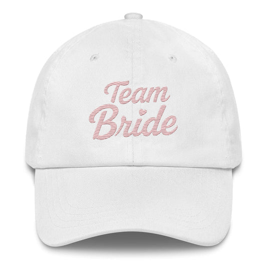 Cappellino bianco ricamato 'Team Bride' per celebrare l'addio al nubilato con stile e ironia.