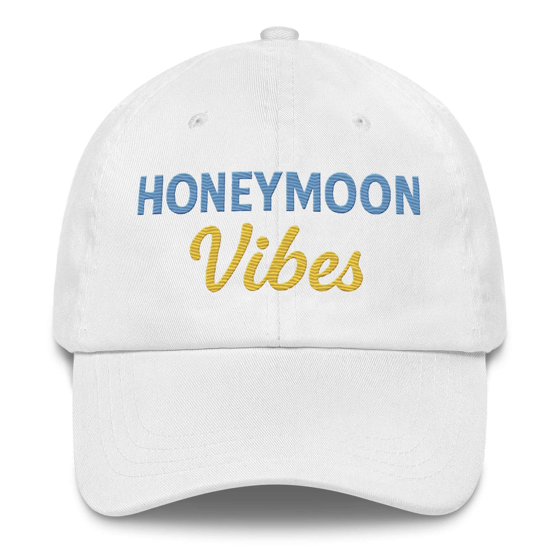 Cappellino bianco unisex ricamato con scritta 'HONEYMOON Vibes' per look romantici e casual.