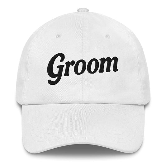 Cappellino bianco “Groom” con scritta ricamata nera, ideale per lo sposo nei momenti pre-matrimonio o weekend con gli amici.