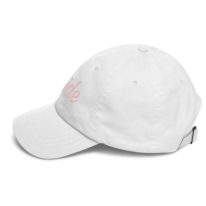 Cappellino sposa bianco ricamato con scritta rosa 'Bride' per addio al nubilato e matrimonio.