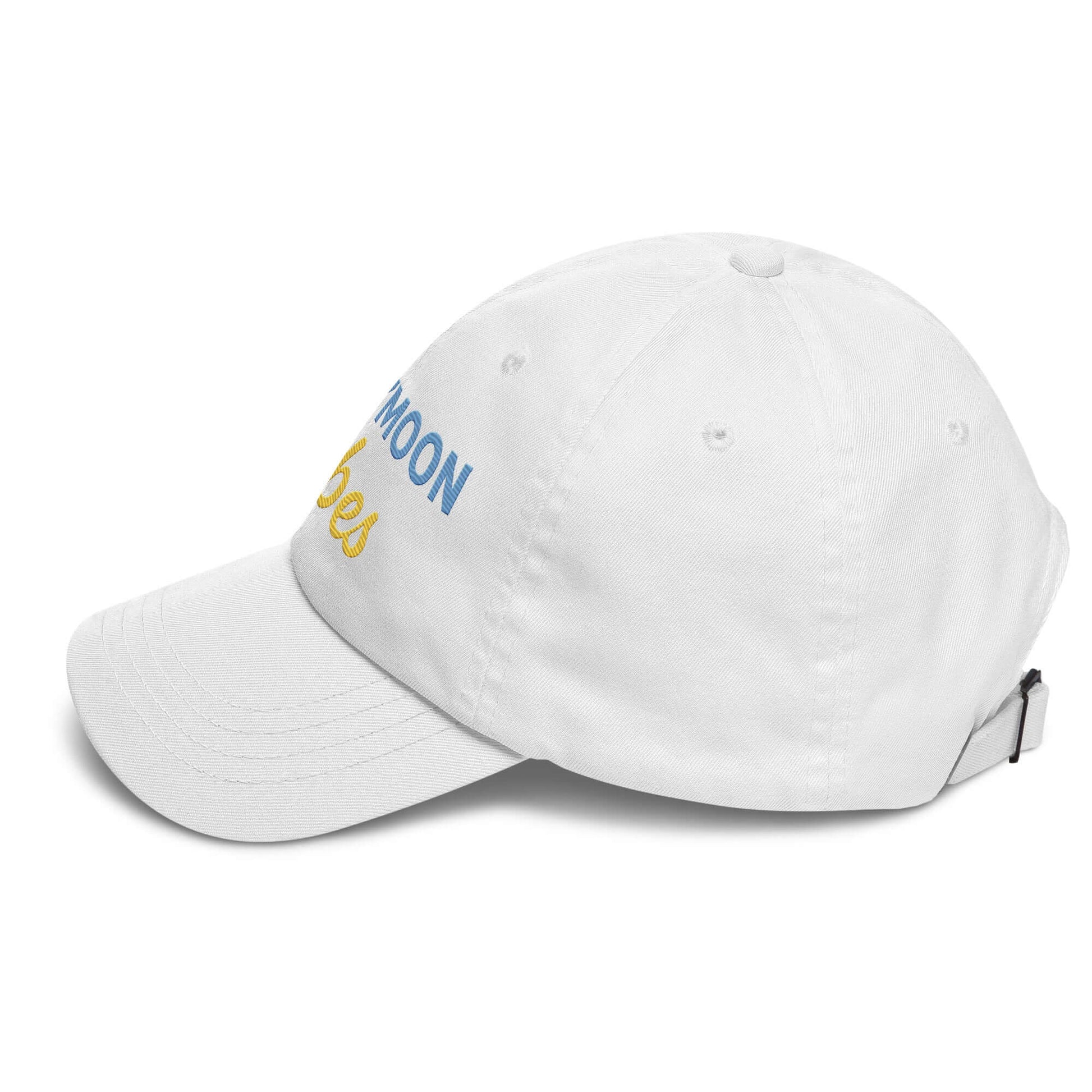 Cappellino unisex ricamato Honeymoon Vibes, ideale per look casual e romantici, con visiera curva.