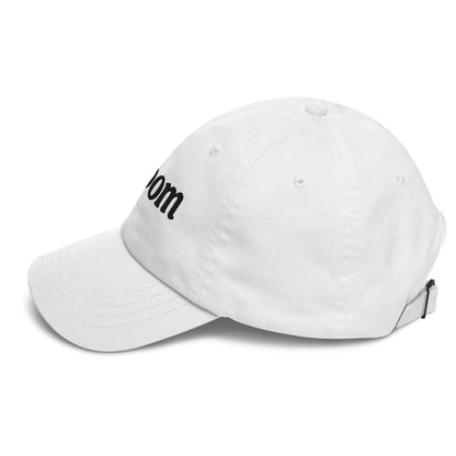 Cappellino bianco “Groom” con scritta nera ricamata, retro con fibbia regolabile e profilo basso.