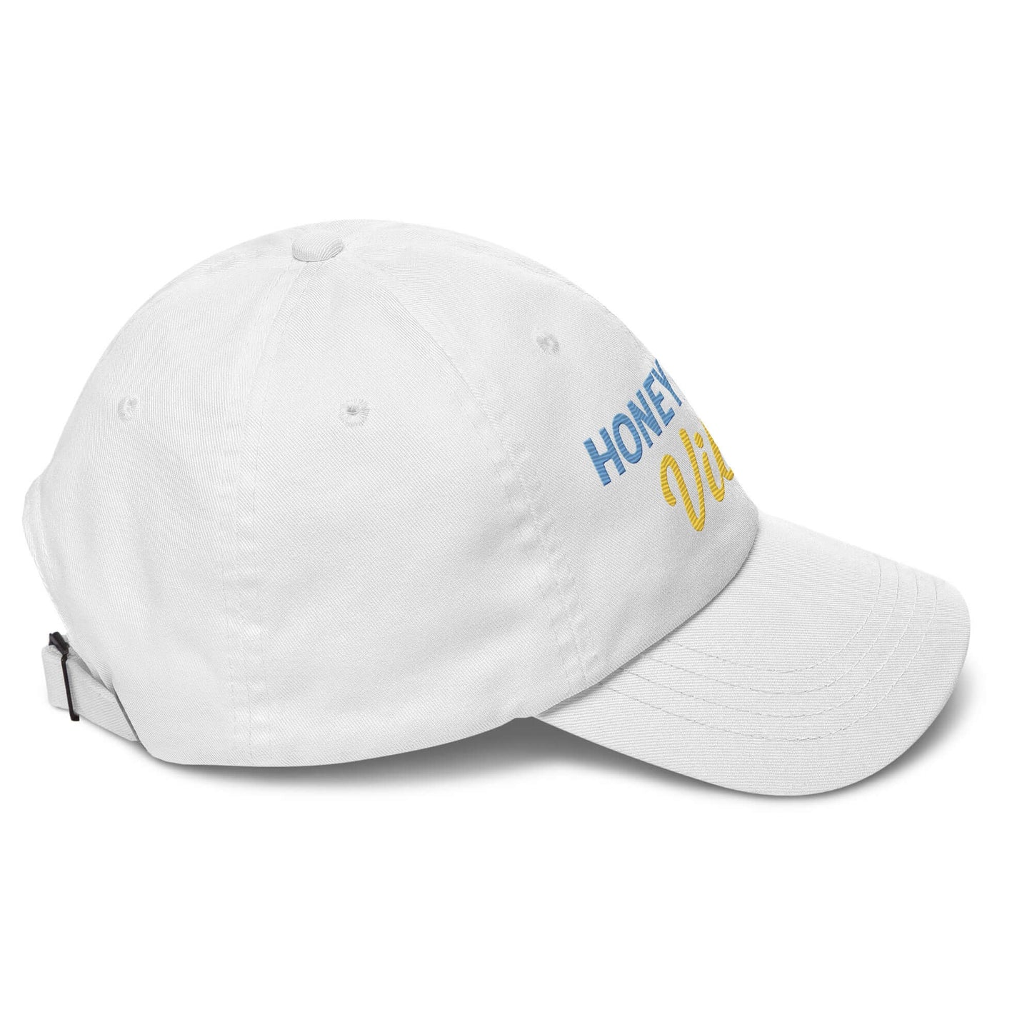 Cappellino unisex Honeymoon Vibes con ricamo colorato su sfondo bianco, ideale per look romantici e casual.