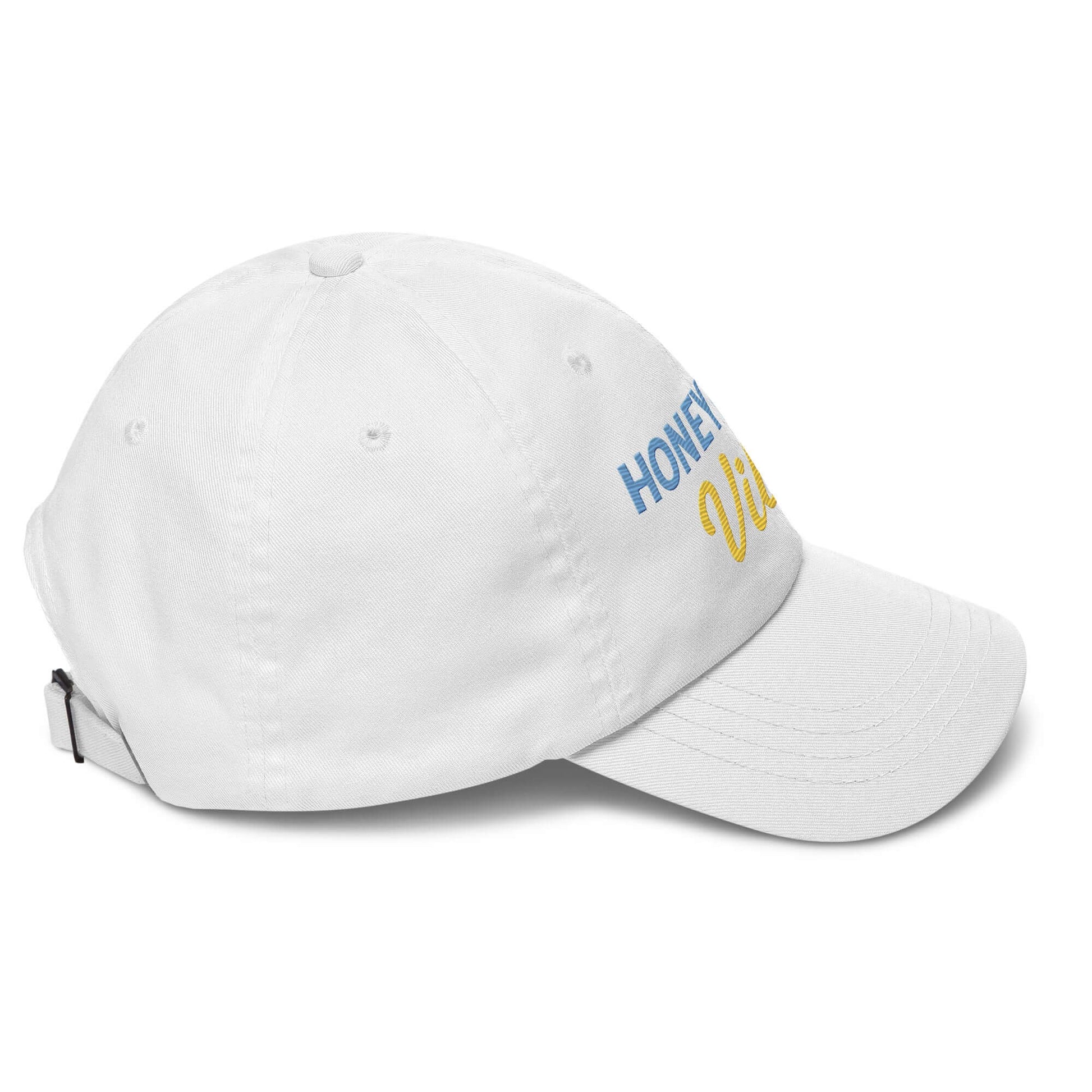 Cappellino unisex Honeymoon Vibes con ricamo colorato su sfondo bianco, ideale per look romantici e casual.
