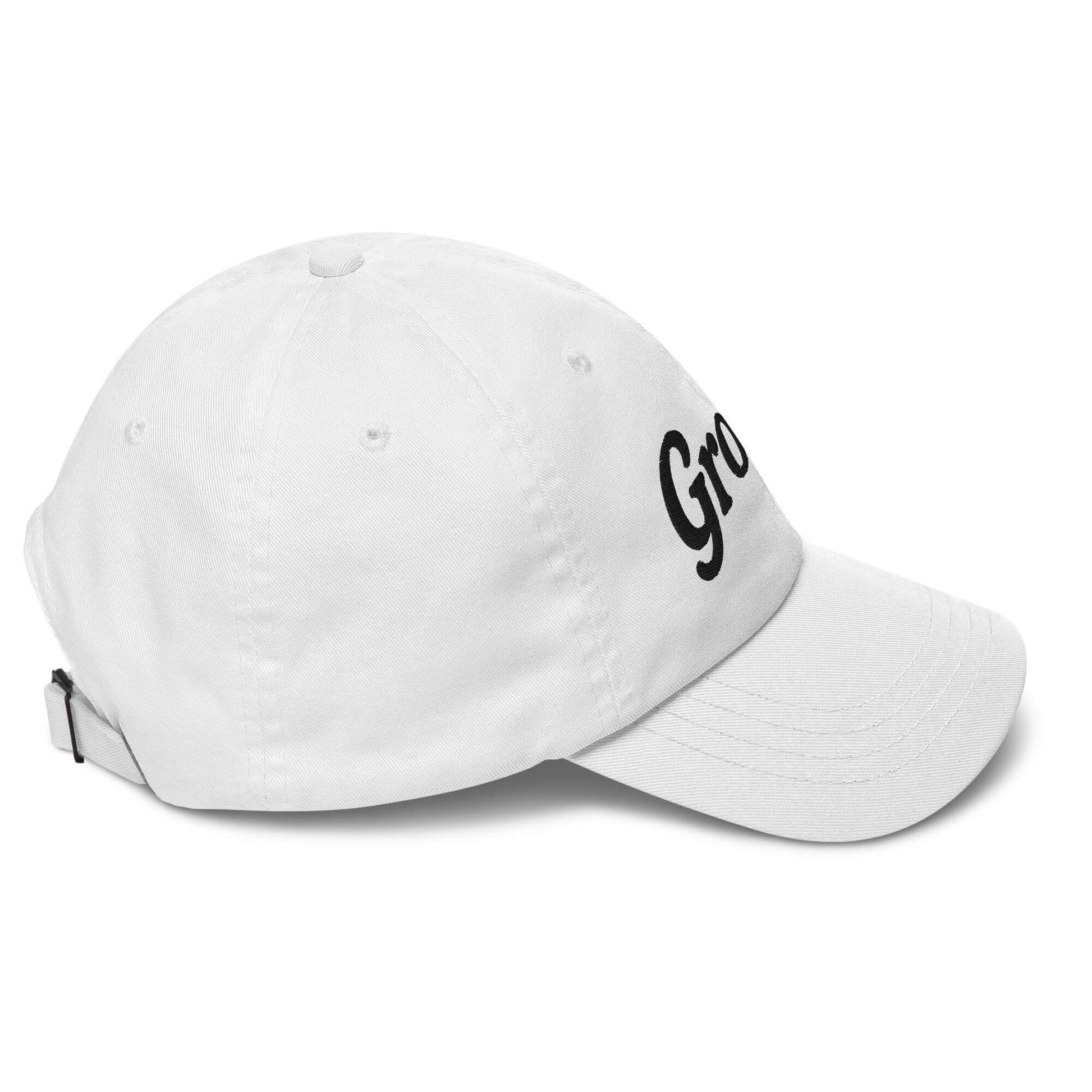 Cappellino bianco “Groom” con scritta nera ricamata, vista laterale con fibbia in metallo e profilo classico.