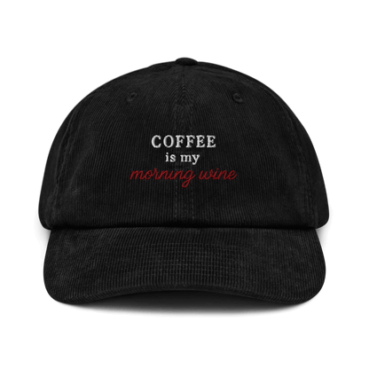 Cappellino ricamato in velluto a coste con la scritta 'Coffee is my morning wine'. Elegante e ironico.