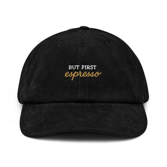 Cappellino ricamato in velluto a coste con la scritta "But first espresso" per amanti del caffè.