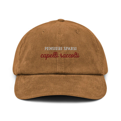 Cappellino ricamato in velluto marrone con la scritta 'Pensieri sparsi, capelli raccolti'.