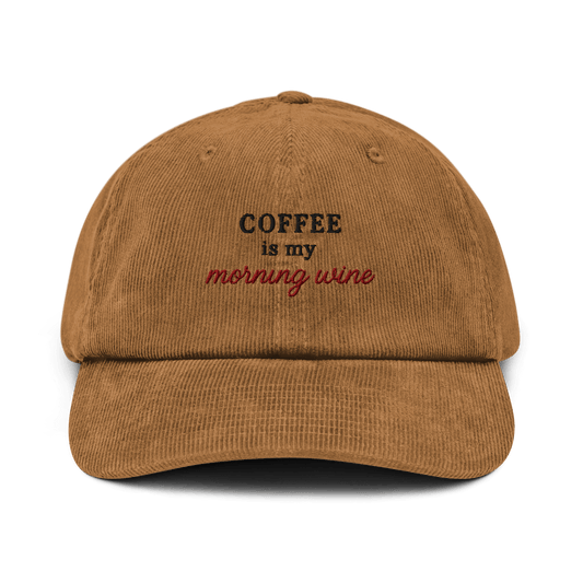Cappellino ricamato in velluto a coste con scritta "Coffee is my morning wine" elegante e ironico.