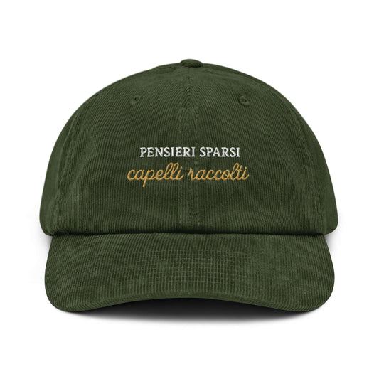 Cappellino ricamato in velluto color verde con scritta "Pensieri sparsi, capelli raccolti".
