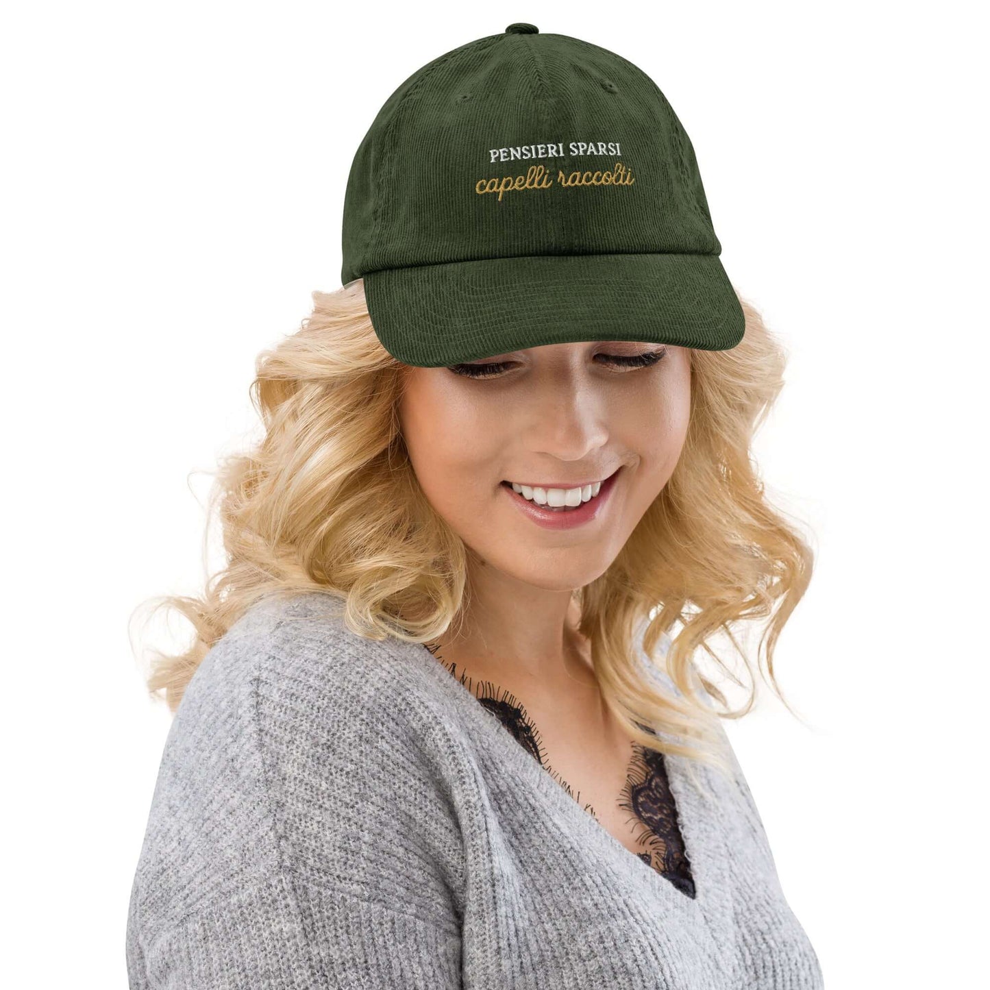 Cappellino ricamato in velluto verde "Pensieri sparsi, capelli raccolti", indossato da giovane donna.