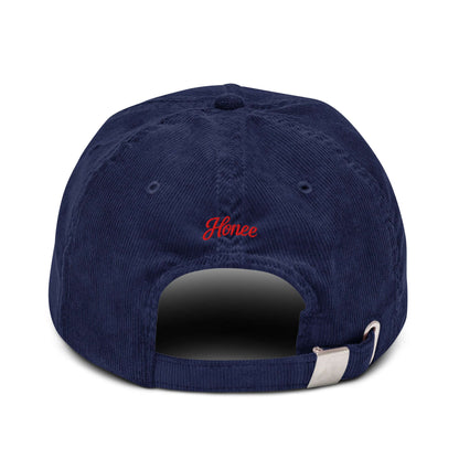 Cappellino ricamato in velluto blu scuro con dettagli rossi, vista posteriore.