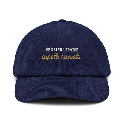 Cappellino ricamato in velluto blu con testo 'Pensieri sparsi, capelli raccolti' per look elegante.