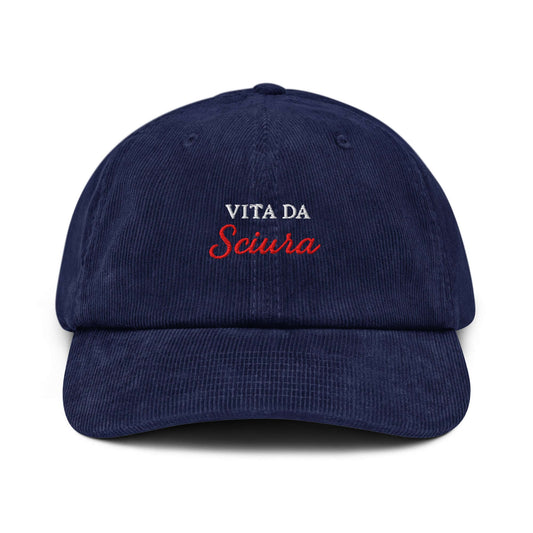 Cappellino ricamato in velluto "Vita da Sciura": morbido, elegante e ideale per ogni occasione.