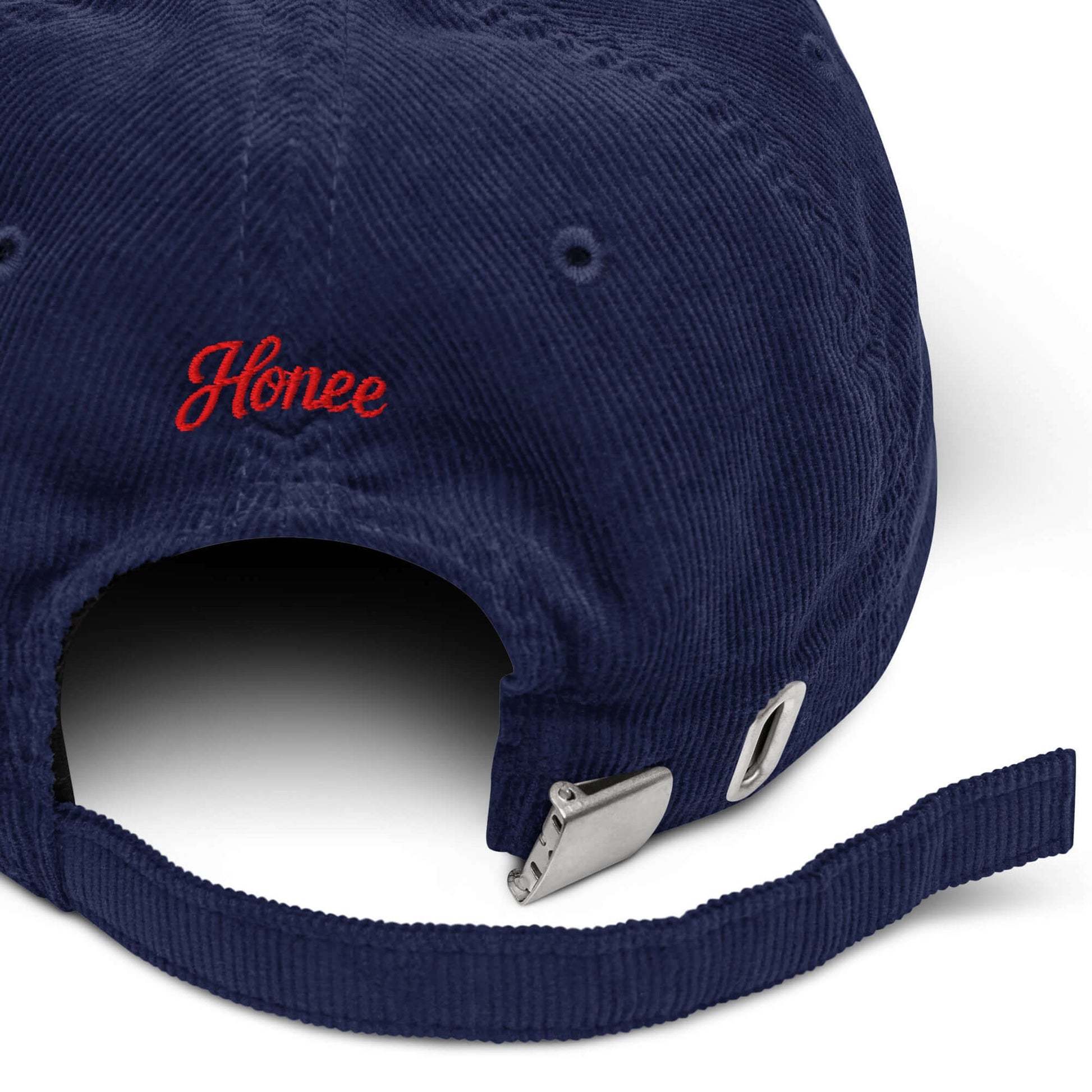 Cappellino ricamato in velluto blu con scritta 'Honee' in rosso, dettagli eleganti e comfort per ogni occasione.