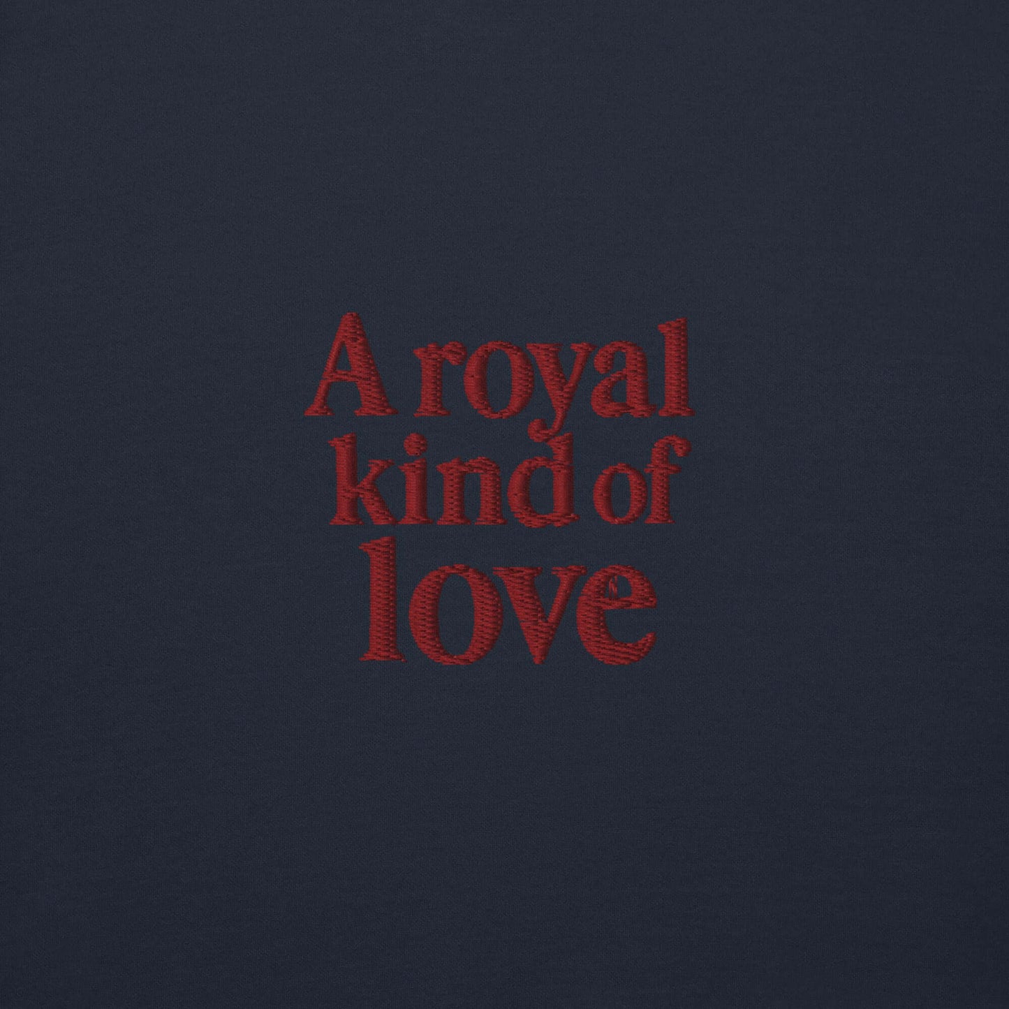 Ricamo rosso su fondo blu con la scritta 'A royal kind of love' per la felpa London.