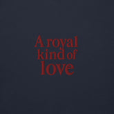 Ricamo rosso su fondo blu con la scritta 'A royal kind of love' per la felpa London.
