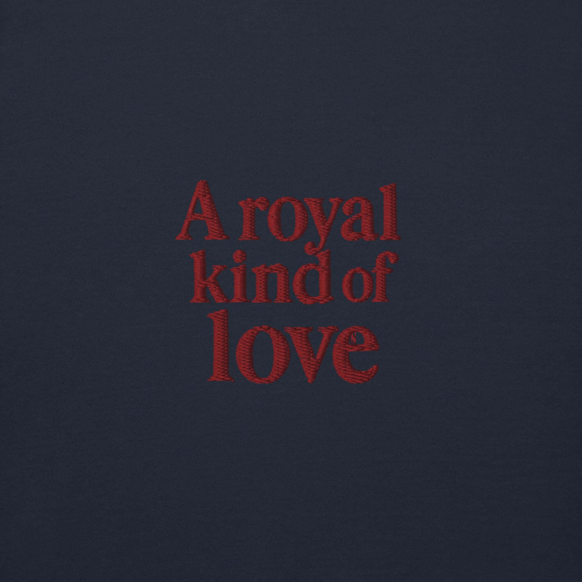 Ricamo rosso su fondo blu con la scritta 'A royal kind of love' per la felpa London.