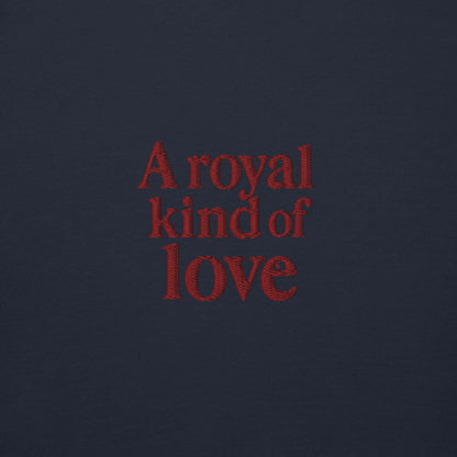 Ricamo rosso su fondo blu con la scritta 'A royal kind of love' per la felpa London.