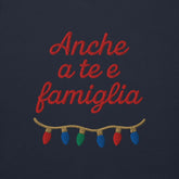 Felpa natale ricamata "Anche a te e famiglia" con decorazione natalizia di luci colorate.