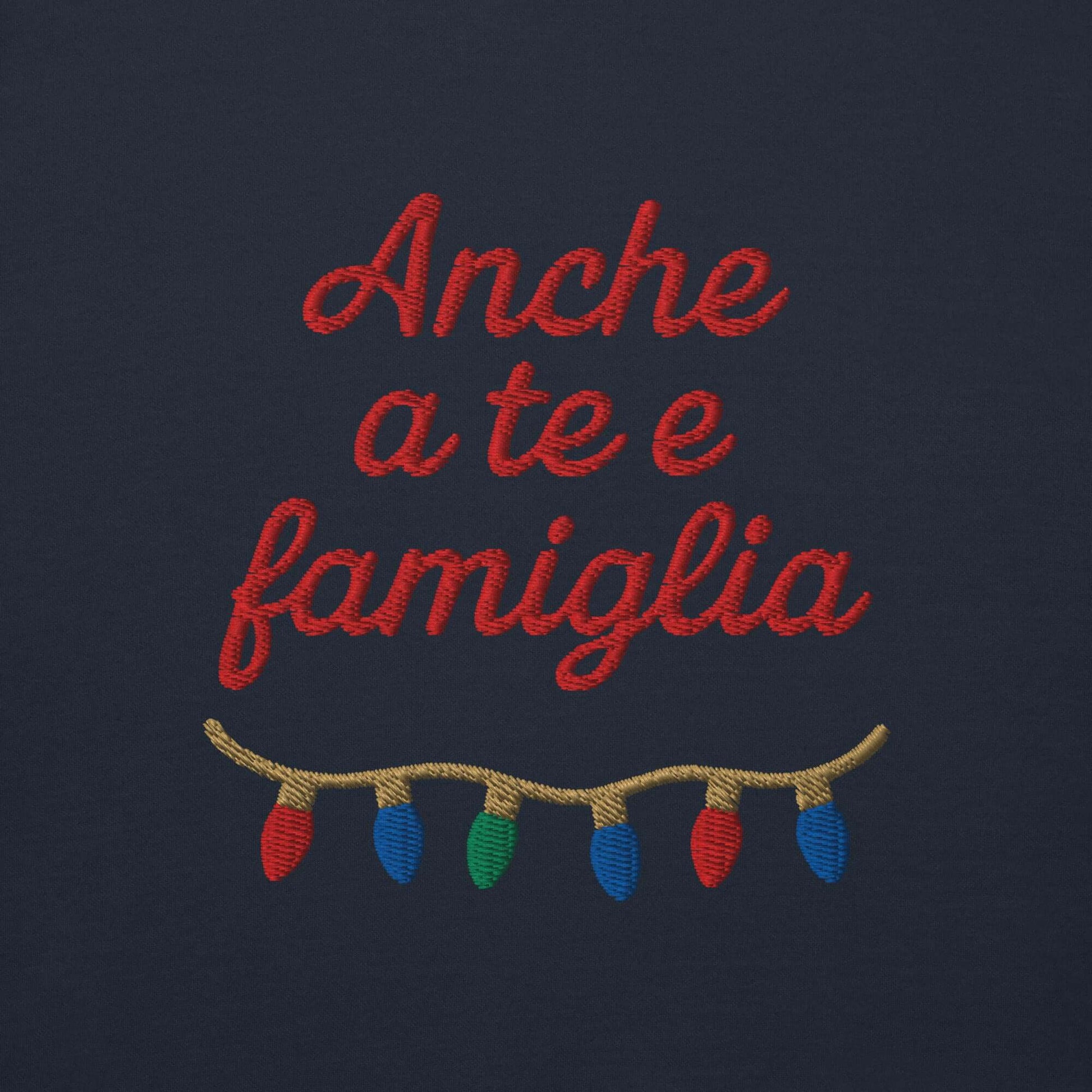 Felpa natale ricamata "Anche a te e famiglia" con decorazione natalizia di luci colorate.